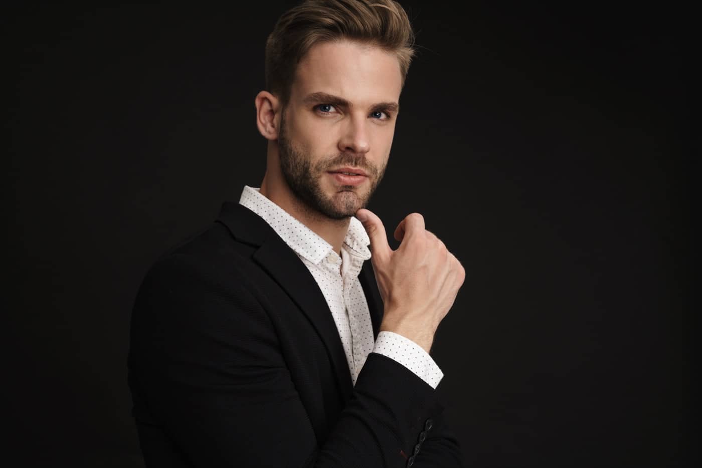 Magabiztos, karizmatikus férfi portré